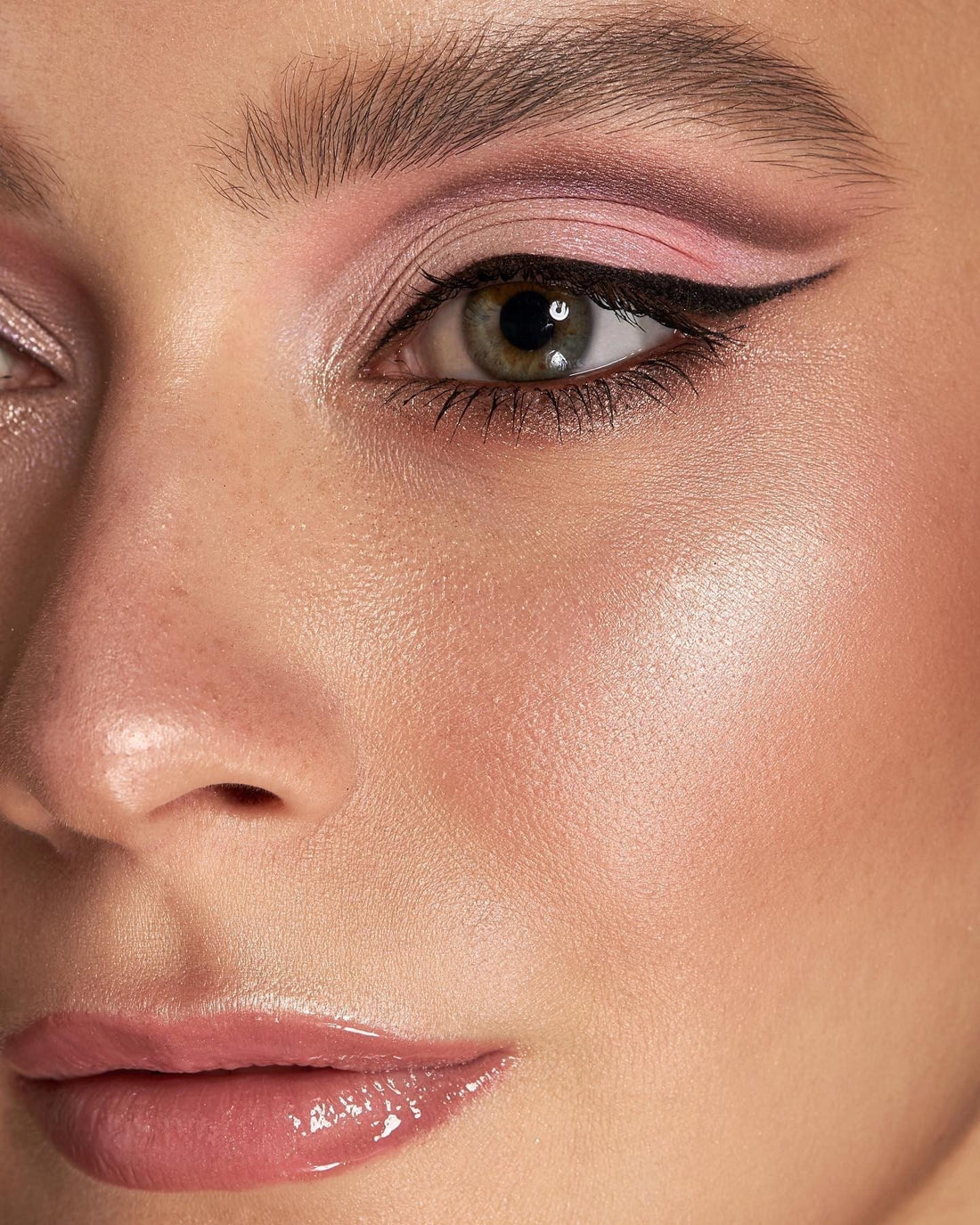 Eyes that Mesmerize: A Comprehensive Guide to Making Your Eyes Appear Bigger with Expert Makeup Techniques - Brittany Cosmetics