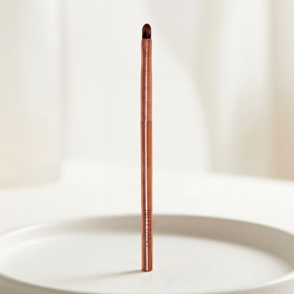 Achieve Flawless Makeup with the Precision Eye Detail Brush