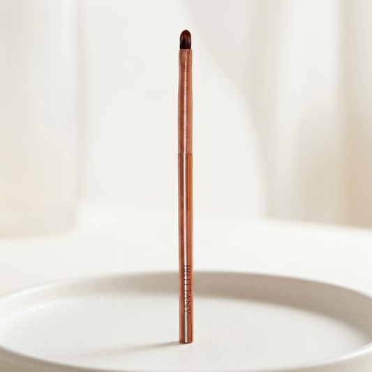 Achieve Flawless Makeup with the Precision Eye Detail Brush